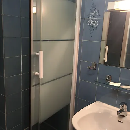 Des Pyrenees - Entre Bastille Et Nation