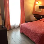 ホテル オテル デ ピレネー アントル バスティーユ エ ナシオン パリ