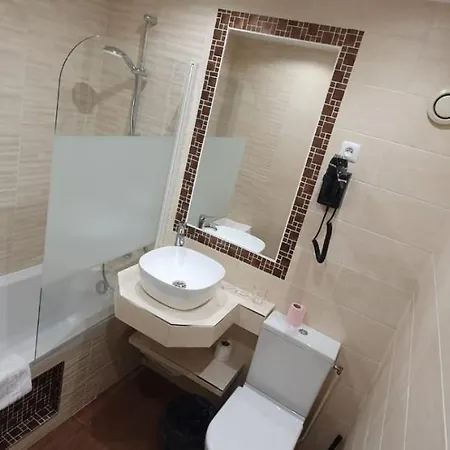 Hotel Des Pyrenees - Entre Bastille Et Nation 2*