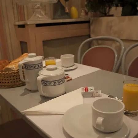 Des Pyrenees - Entre Bastille Et Nation Paris