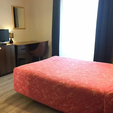 Des Pyrenees - Entre Bastille Et Nation Hotel 2*